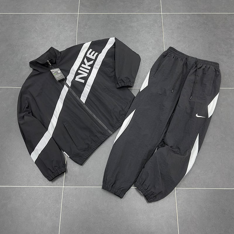 Conjunto esportivo preto da Nike
