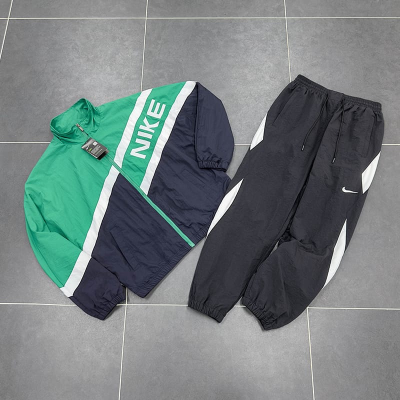 Conjunto esportivo Nike colorido.